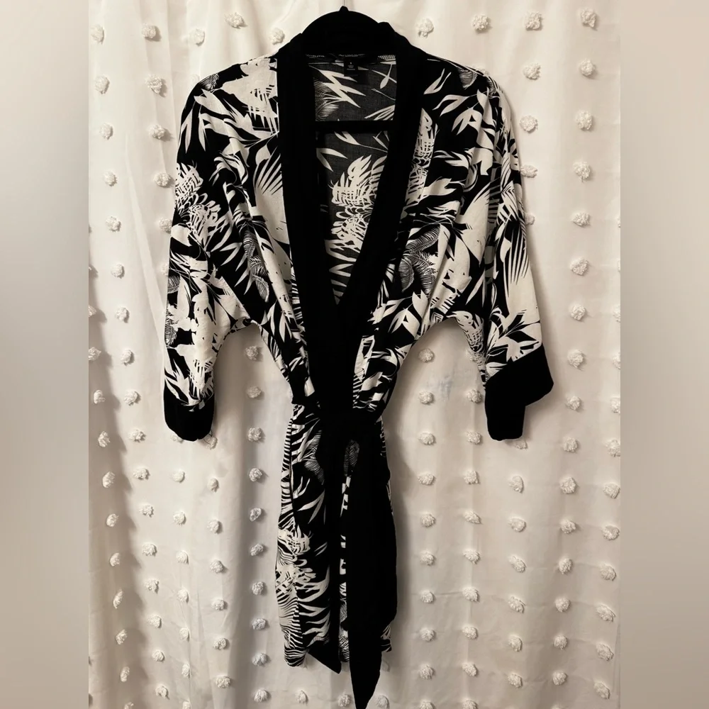 Ambrielle Rayon Kimono Robe Black White Tropical Print